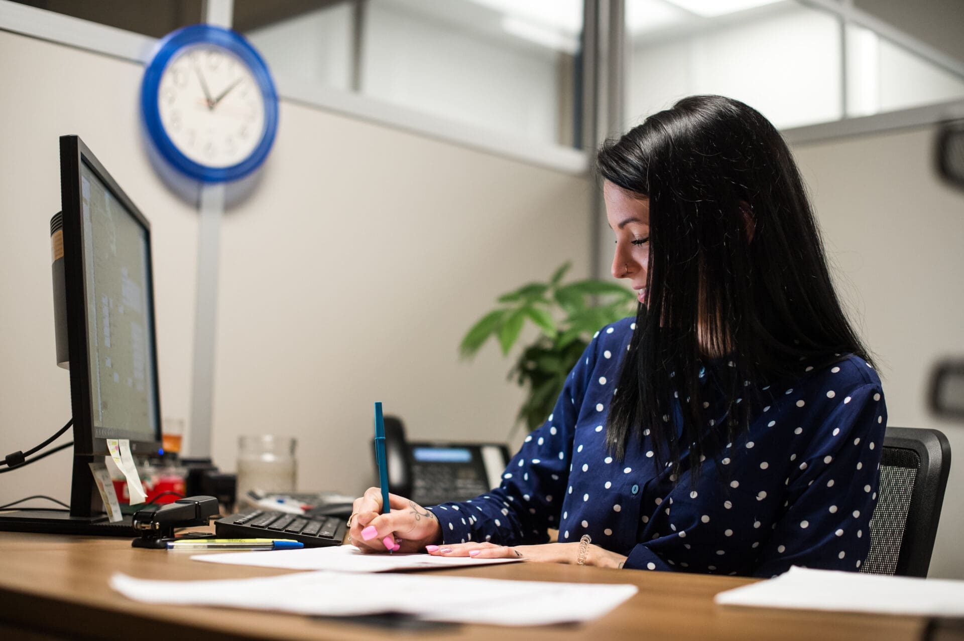 Un employé de bureau au travail, analyse de rapport financier