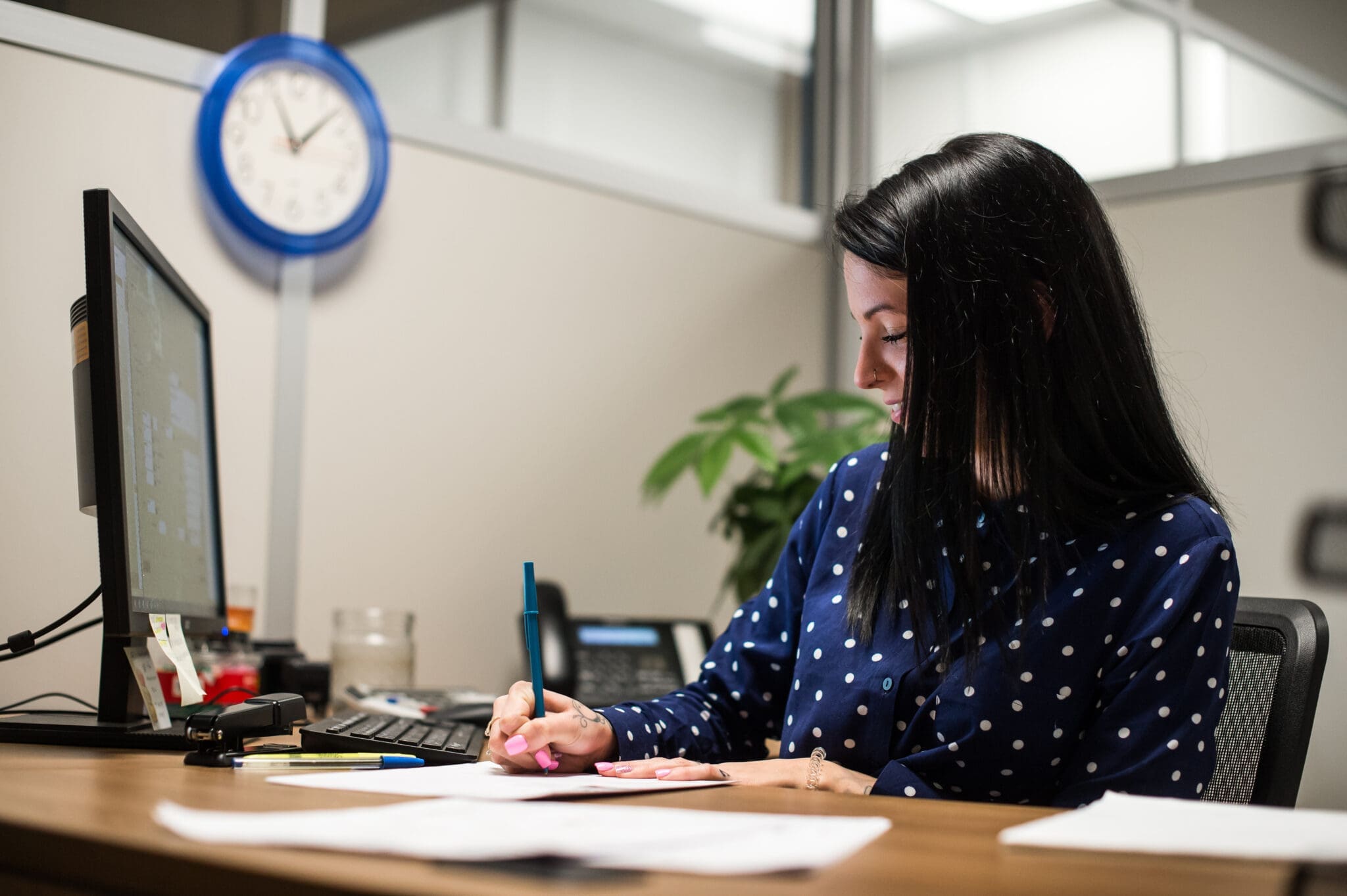 Un employé de bureau au travail, analyse de rapport financier